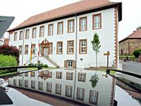 In einem Autodach spiegelt sich am Donnerstag (02.06.2005) das ehemalige Amtsgericht in Waldkappel-Bischhausen (1690-92). Es gehrt zu den mit dem Hessischen Denkmalschutzpreis 2005 ausgezeichneten Gebuden. (Bild: dpa)